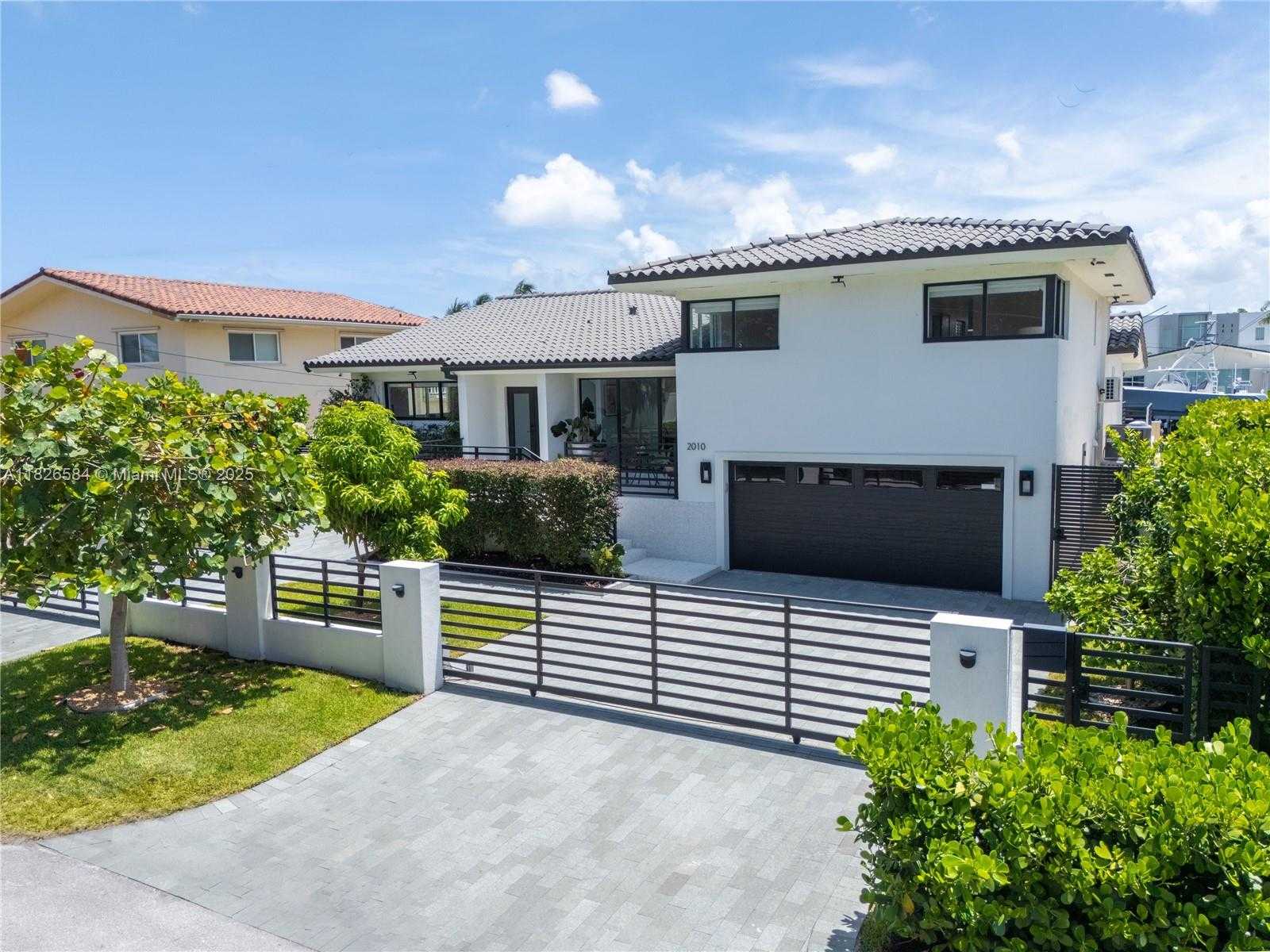 Small Image of 2010 NORTH EAST 122ND RD, North Miami Number 3