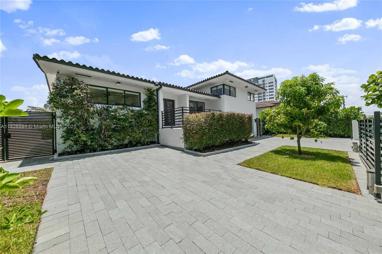 Small Image of 2010 NORTH EAST 122ND RD, North Miami Number 4