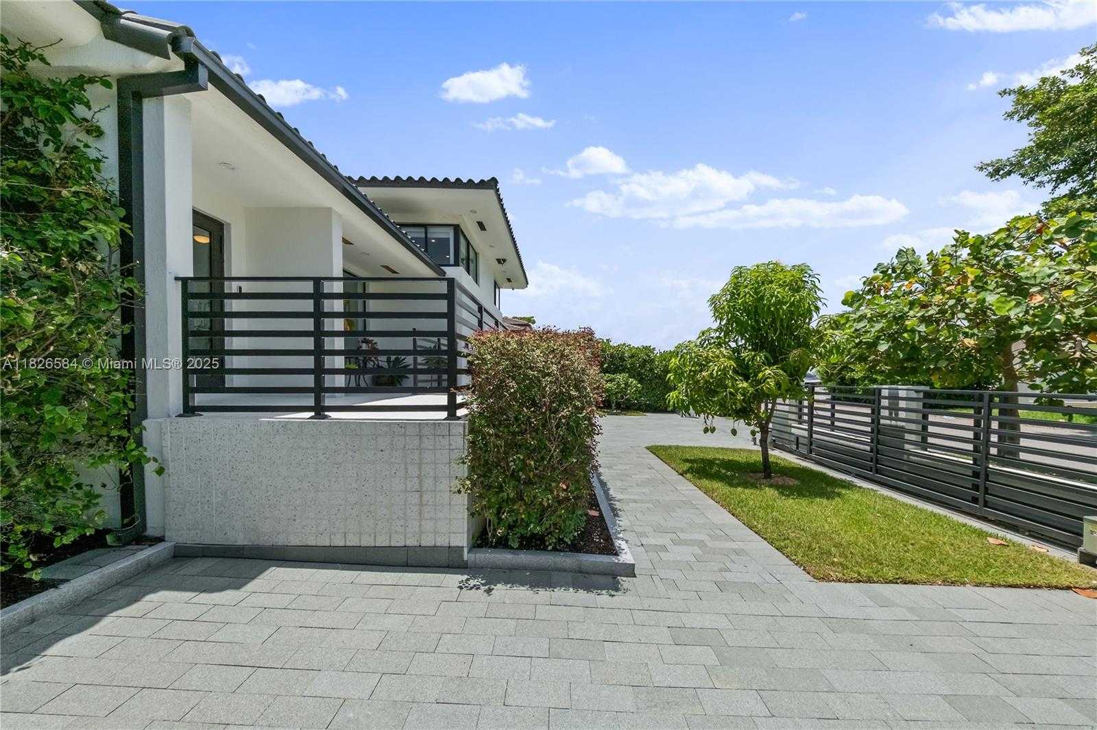 Small Image of 2010 NORTH EAST 122ND RD, North Miami Number 5