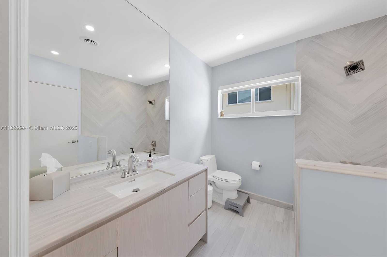 Small Image of 2010 NORTH EAST 122ND RD, North Miami Number 51