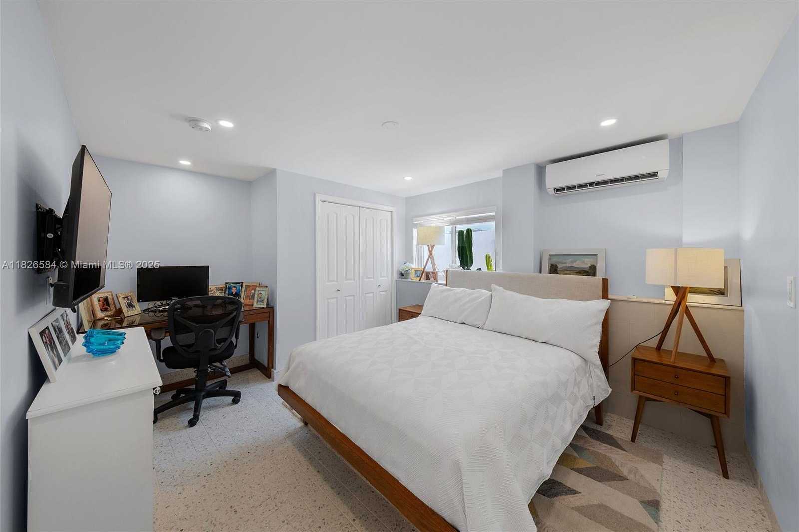 Small Image of 2010 NORTH EAST 122ND RD, North Miami Number 55