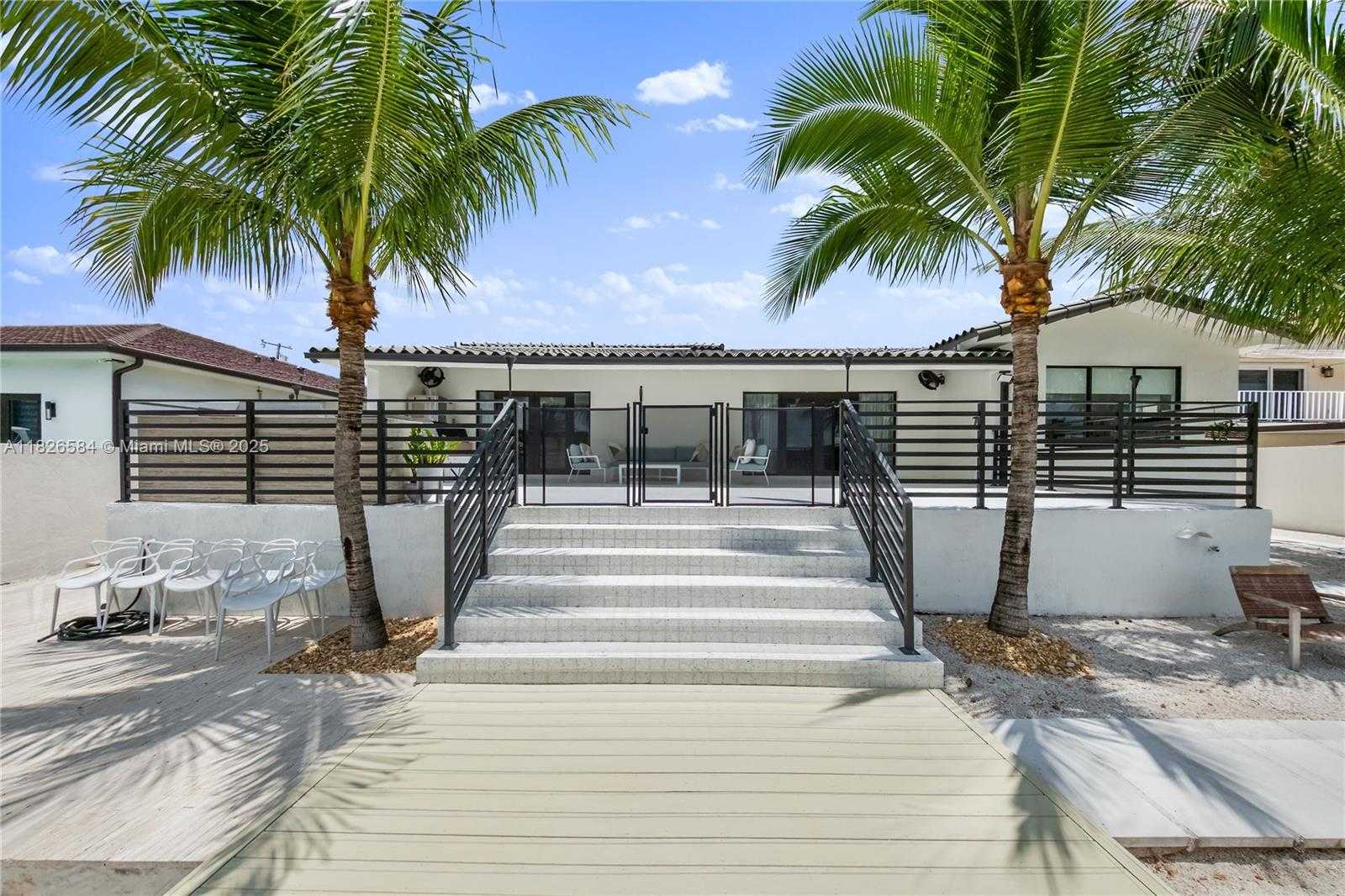 Small Image of 2010 NORTH EAST 122ND RD, North Miami Number 67