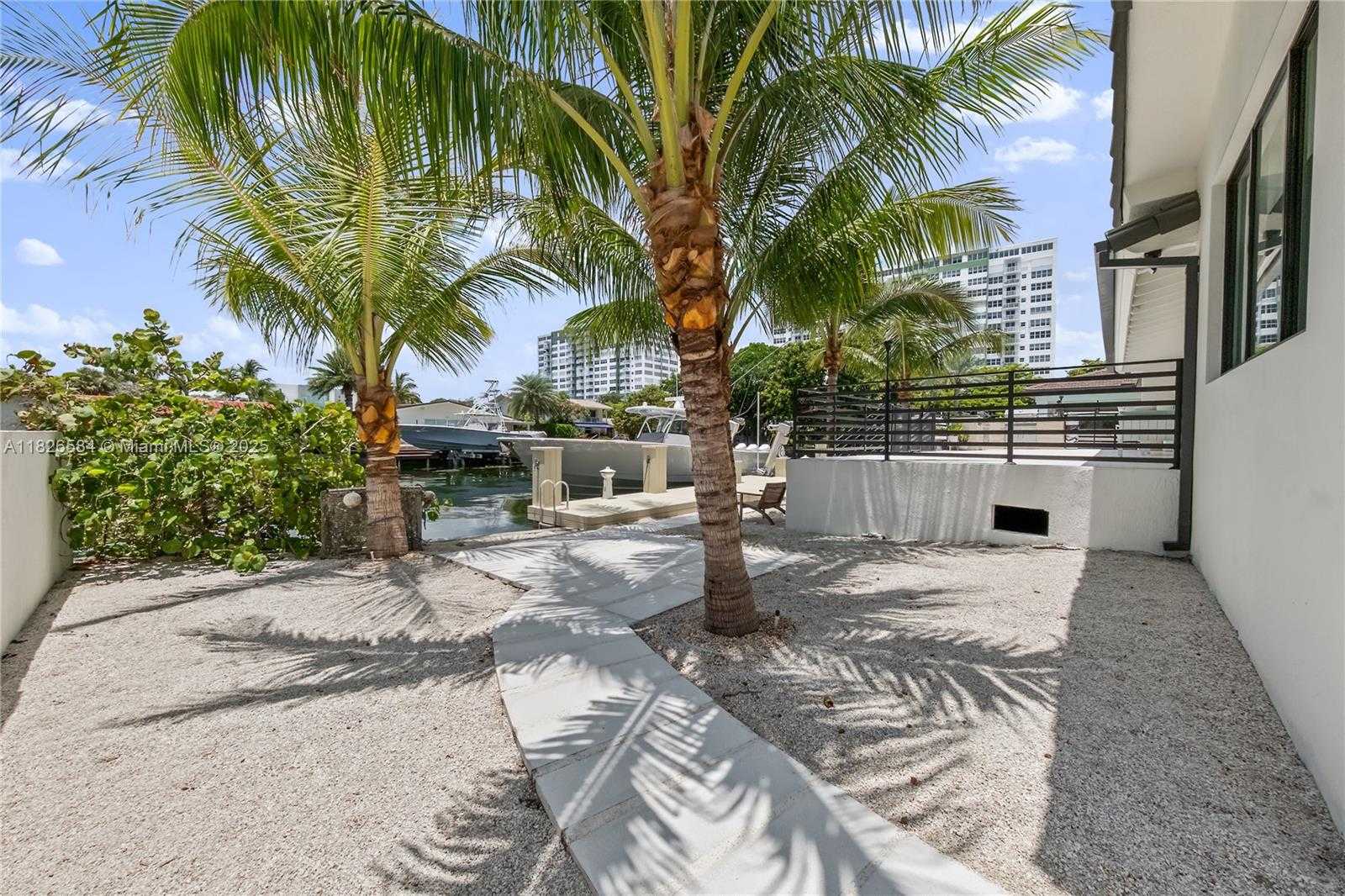 Small Image of 2010 NORTH EAST 122ND RD, North Miami Number 69