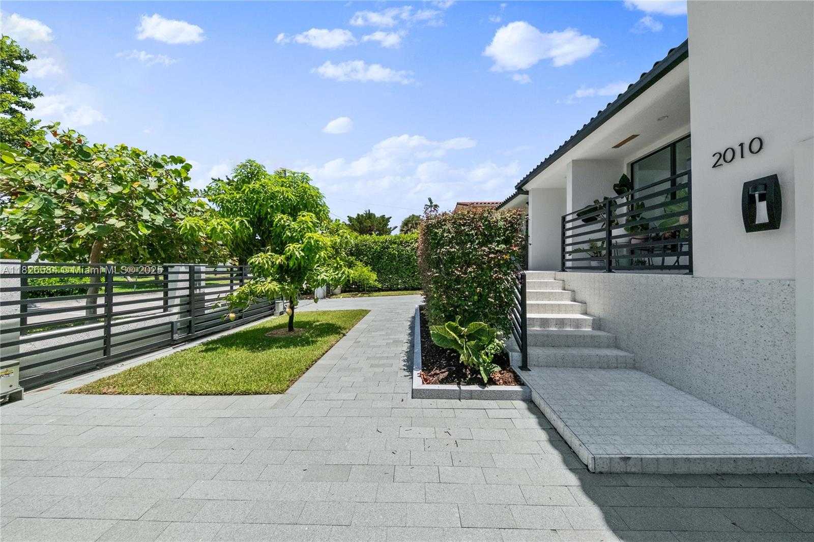 Small Image of 2010 NORTH EAST 122ND RD, North Miami Number 7
