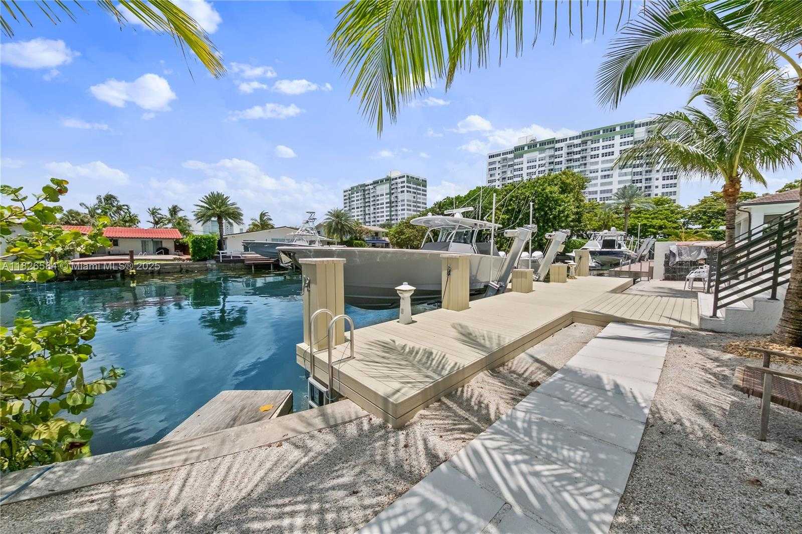 Small Image of 2010 NORTH EAST 122ND RD, North Miami Number 70