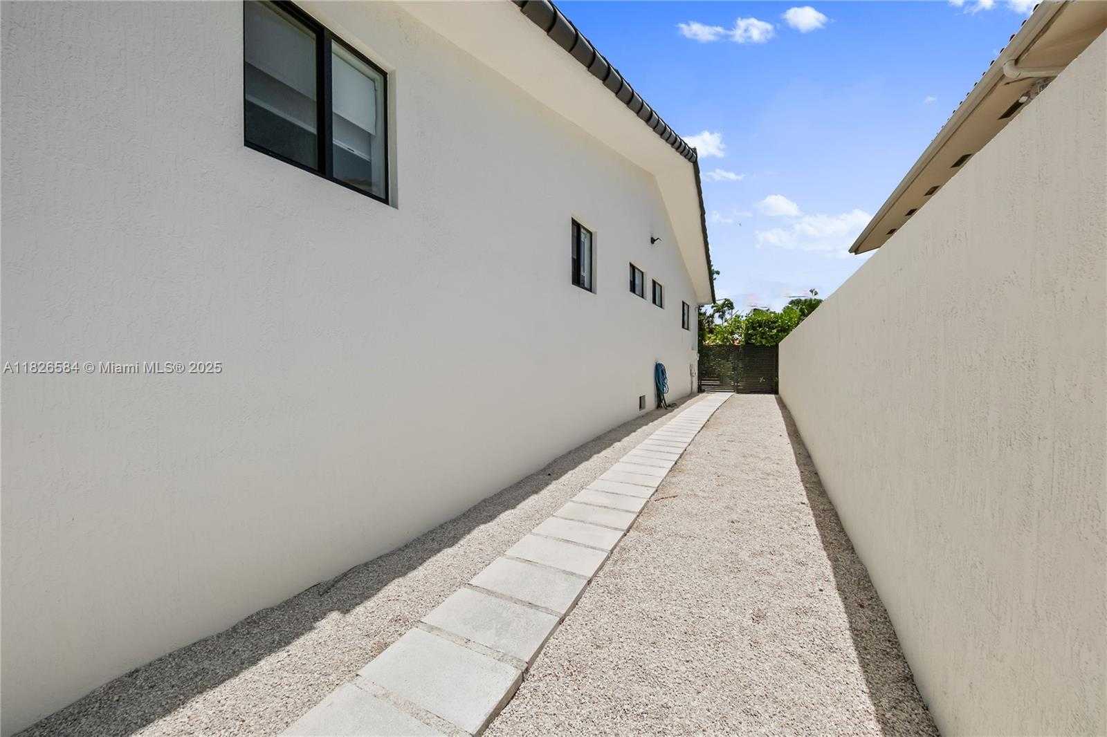 Small Image of 2010 NORTH EAST 122ND RD, North Miami Number 74