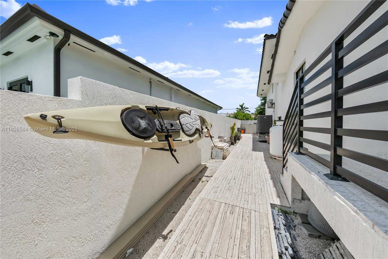 Small Image of 2010 NORTH EAST 122ND RD, North Miami Number 75