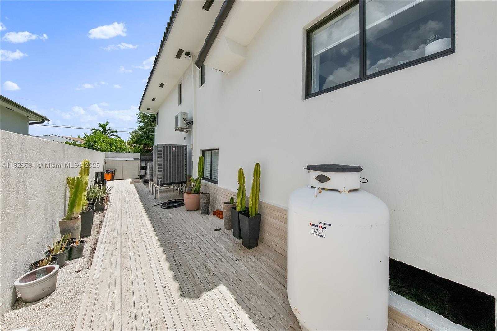 Small Image of 2010 NORTH EAST 122ND RD, North Miami Number 76
