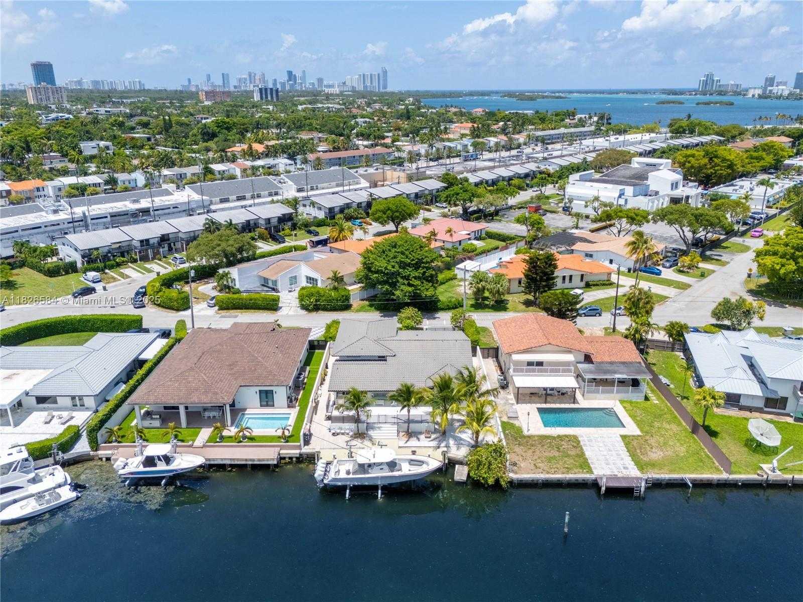 Small Image of 2010 NORTH EAST 122ND RD, North Miami Number 82