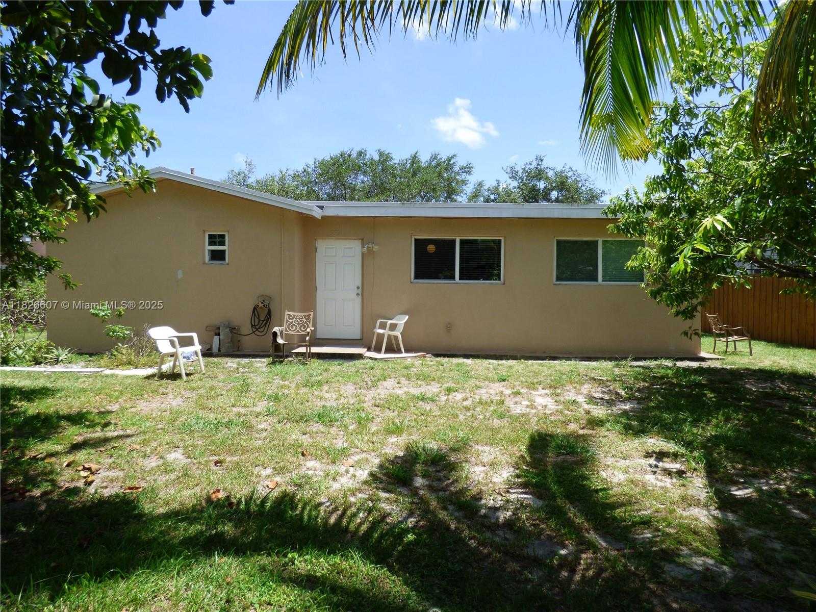 Small Image of 5501 JOHNSON ST, Hollywood Number 16