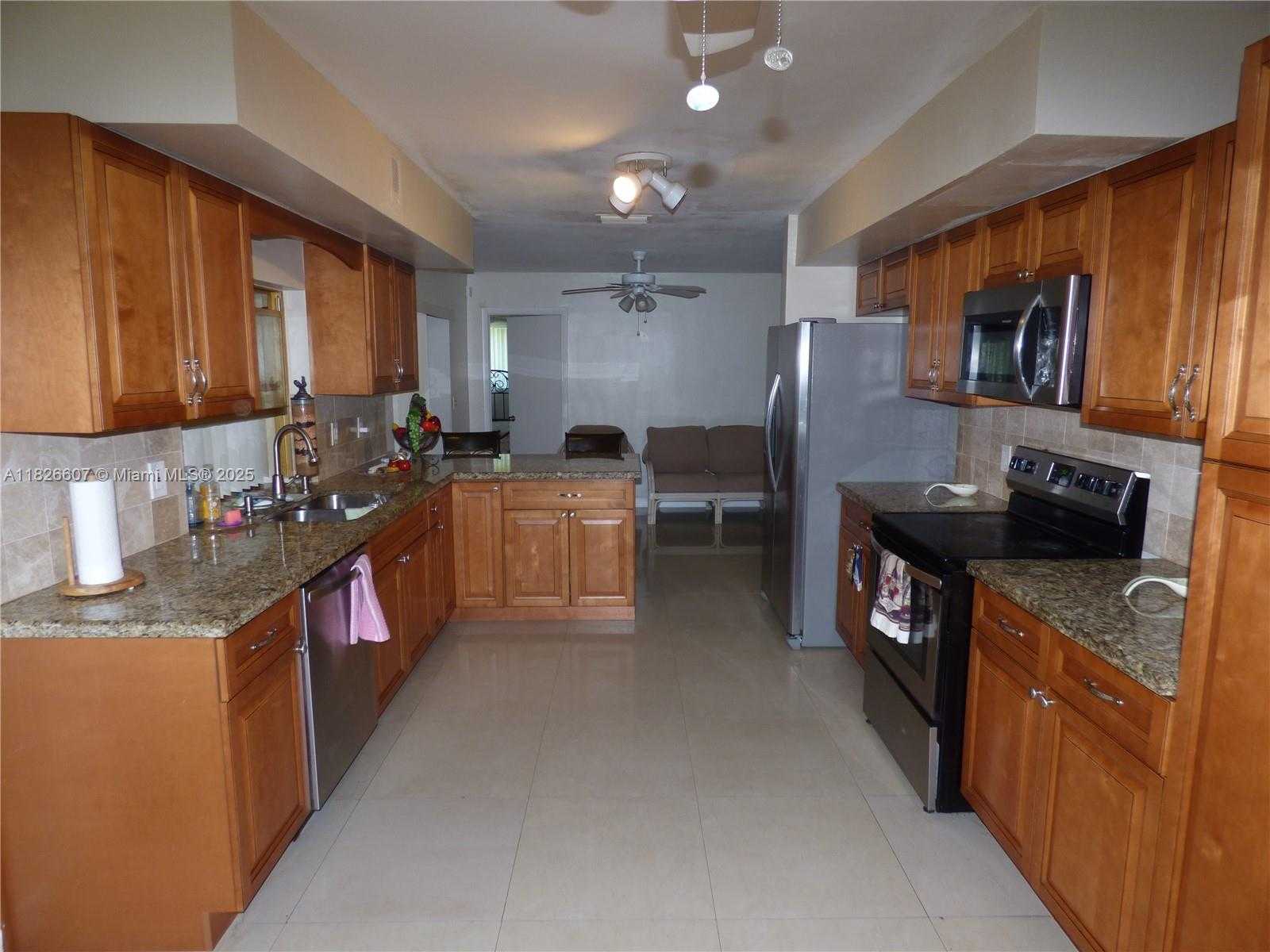 Small Image of 5501 JOHNSON ST, Hollywood Number 4