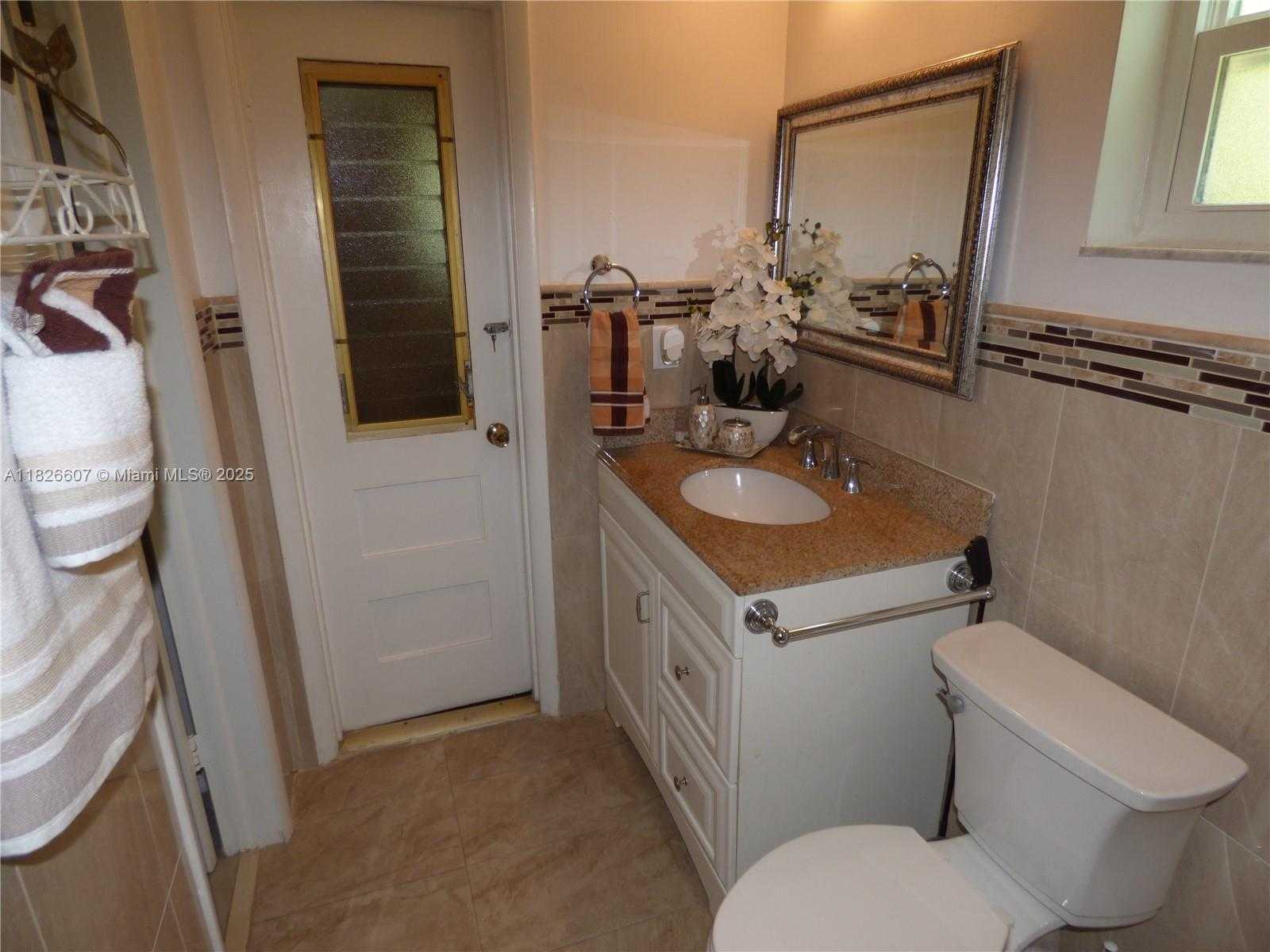 Small Image of 5501 JOHNSON ST, Hollywood Number 7