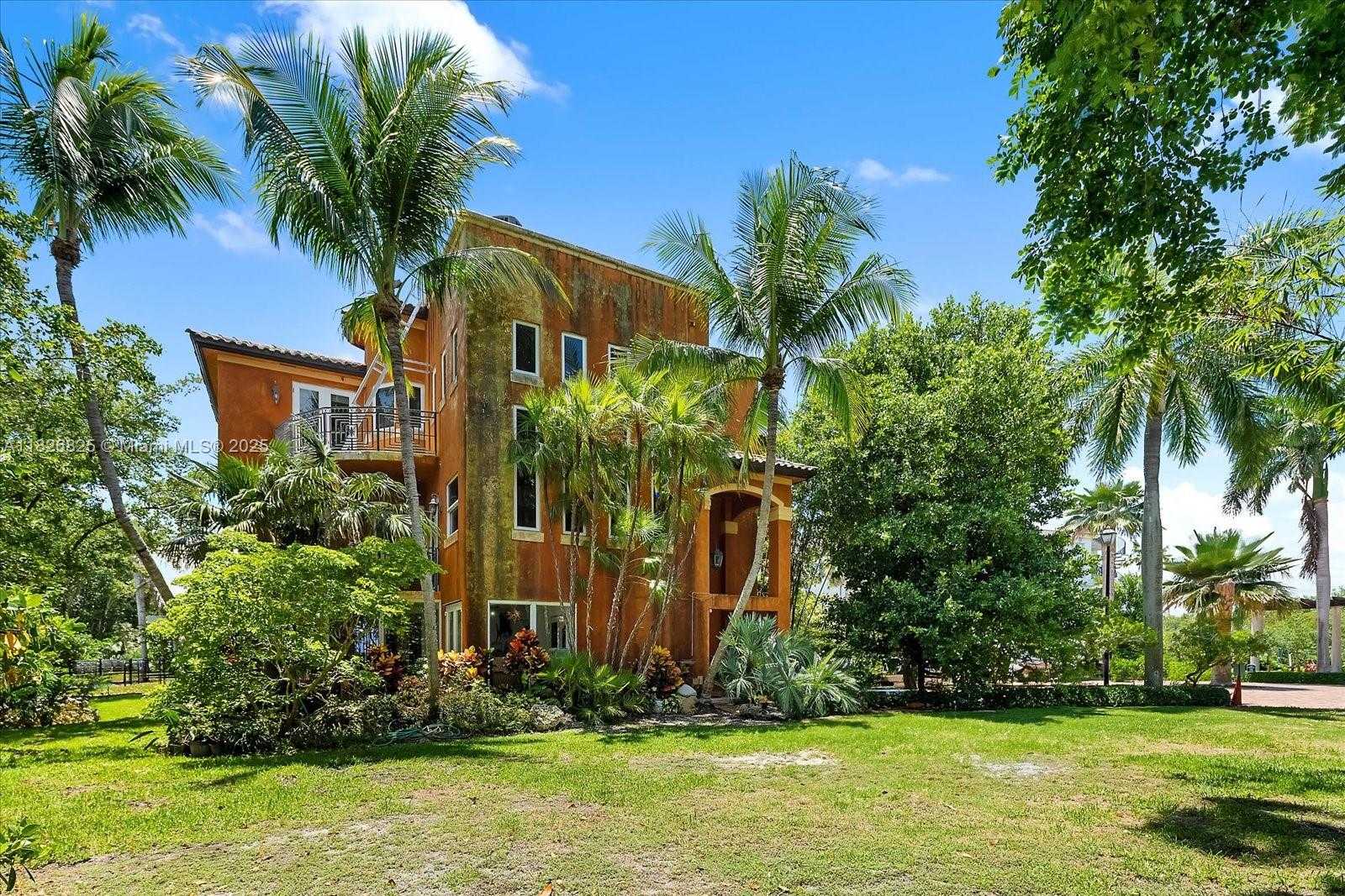 Small Image of 5843 PARADISE POINT DR, Palmetto Bay Number 2