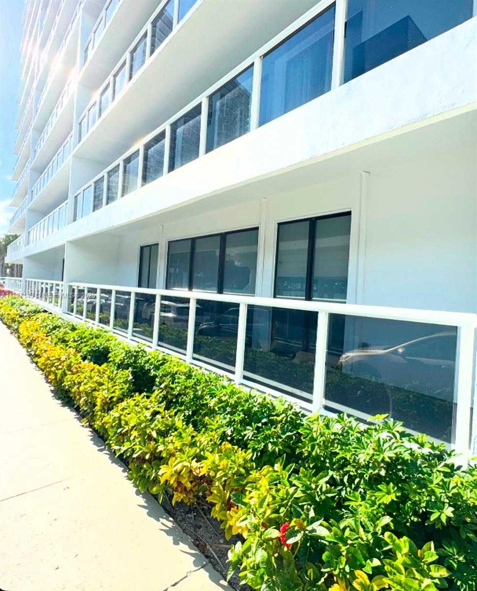 Small Image of Aventura Number 4
