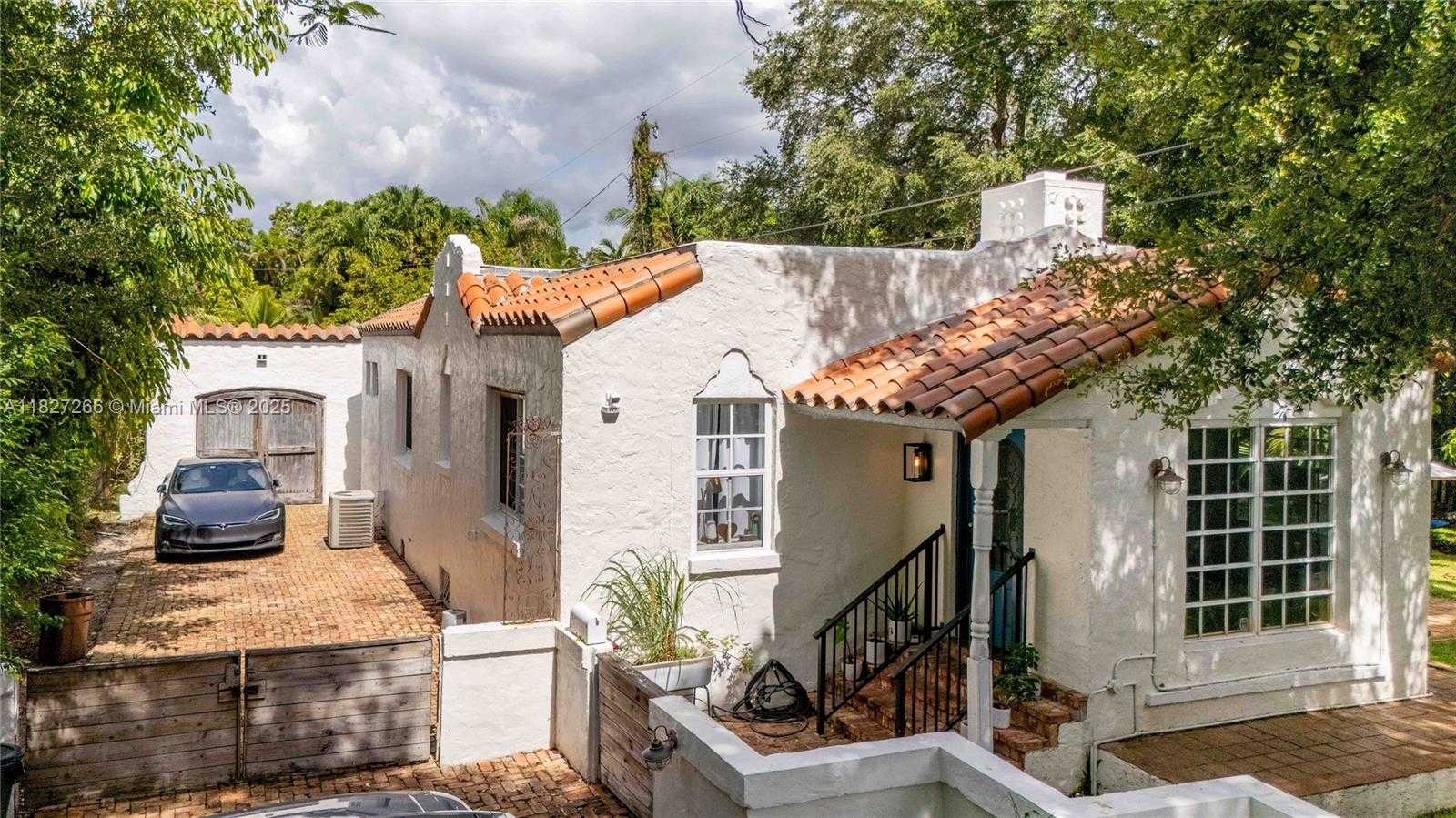 Small Image of 1210 GENOA ST, Coral Gables Number 2