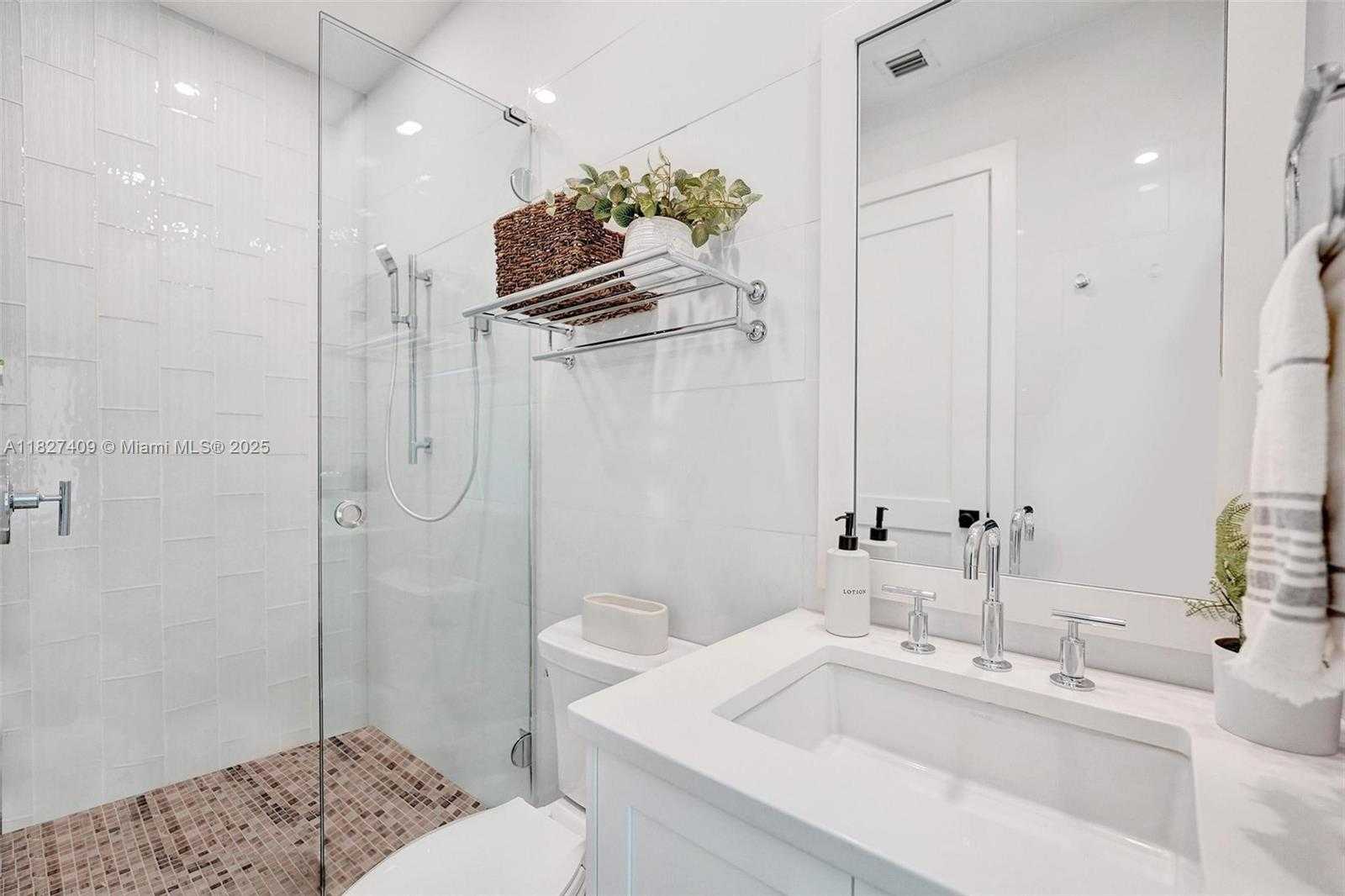 Small Image of 1206 EAST LAKE DR, Fort Lauderdale Number 26