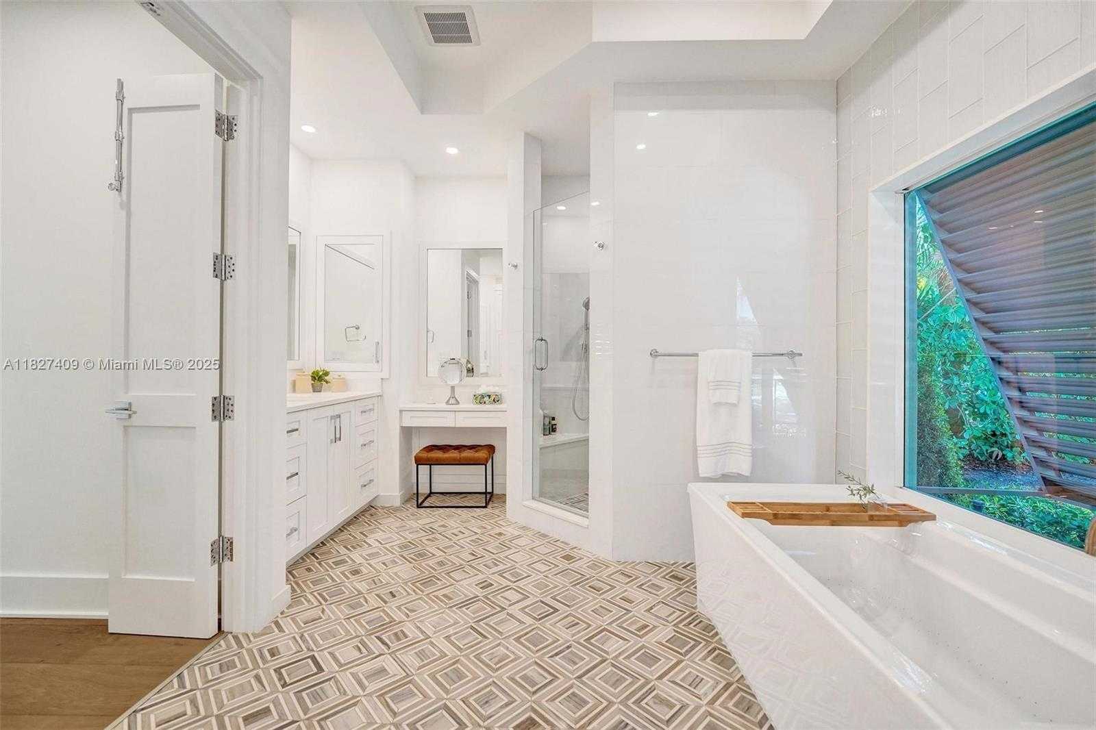 Small Image of 1206 EAST LAKE DR, Fort Lauderdale Number 38