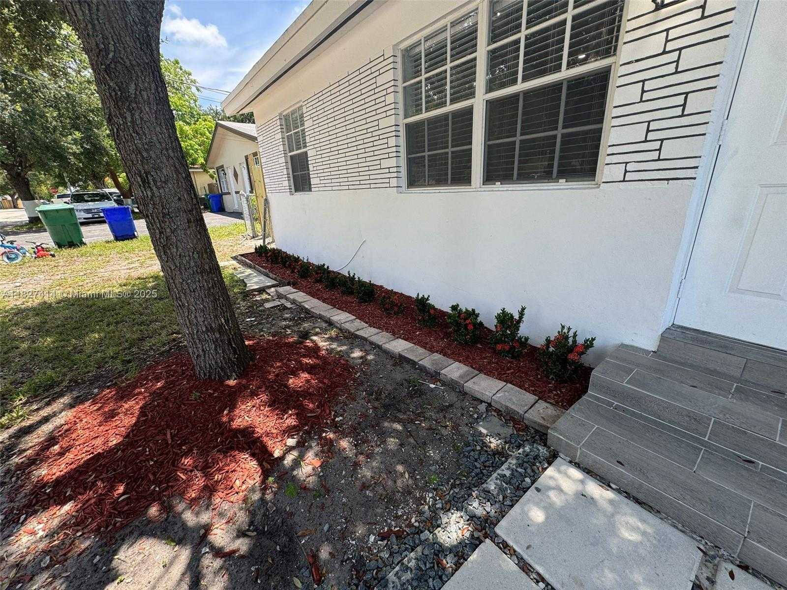 Small Image of 1657 SOUTH WEST 44TH AVE, Fort Lauderdale Number 4