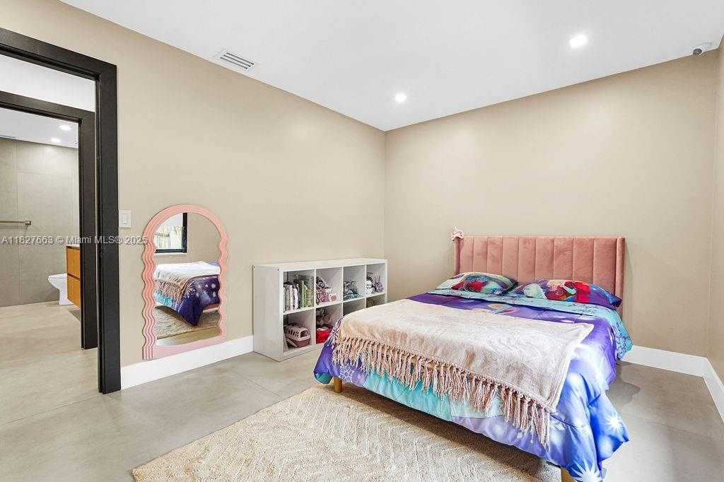 Small Image of 10746 CHARLESTON PL, Cooper City Number 43