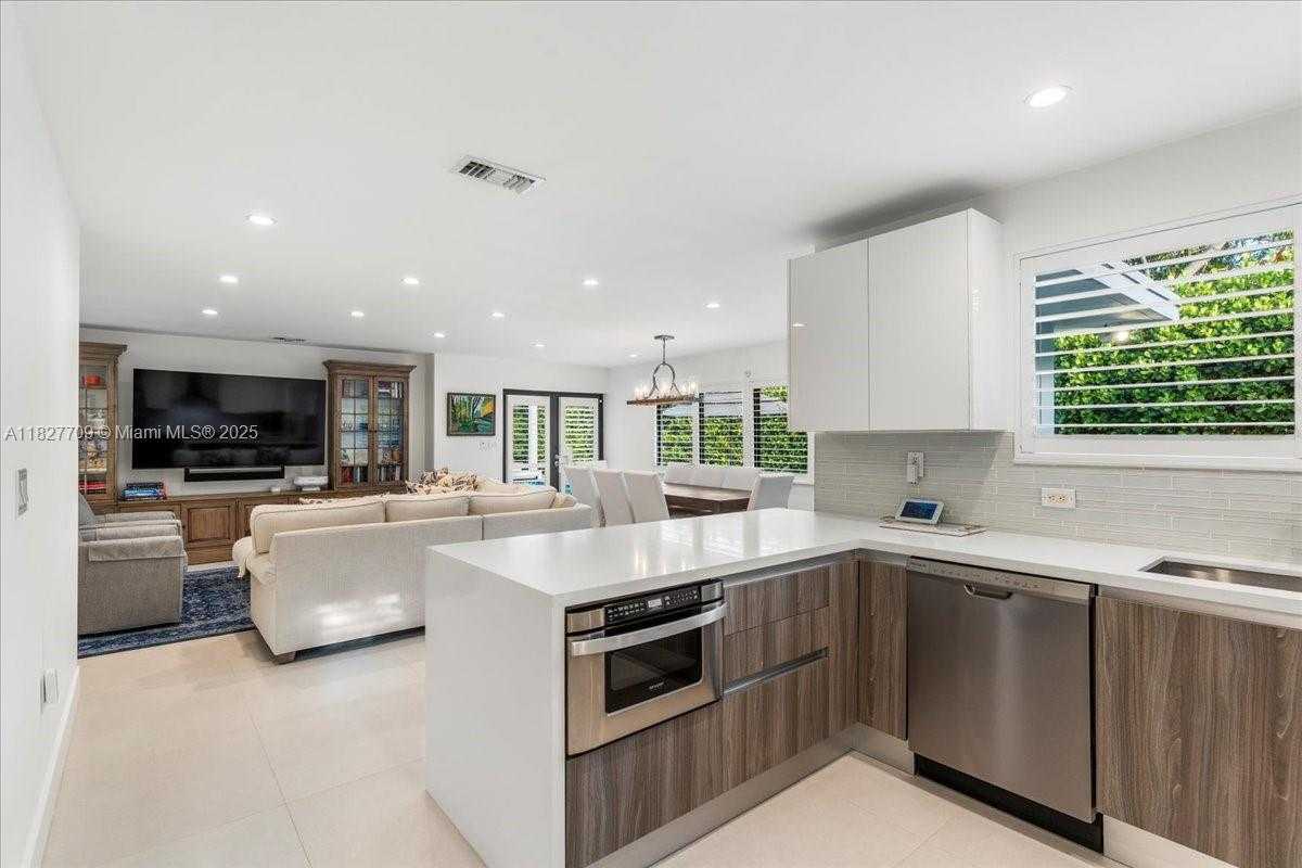 Small Image of 2180 ALAMANDA DR, North Miami Number 10