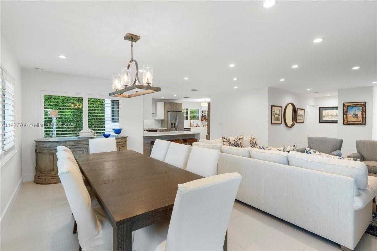 Small Image of 2180 ALAMANDA DR, North Miami Number 11