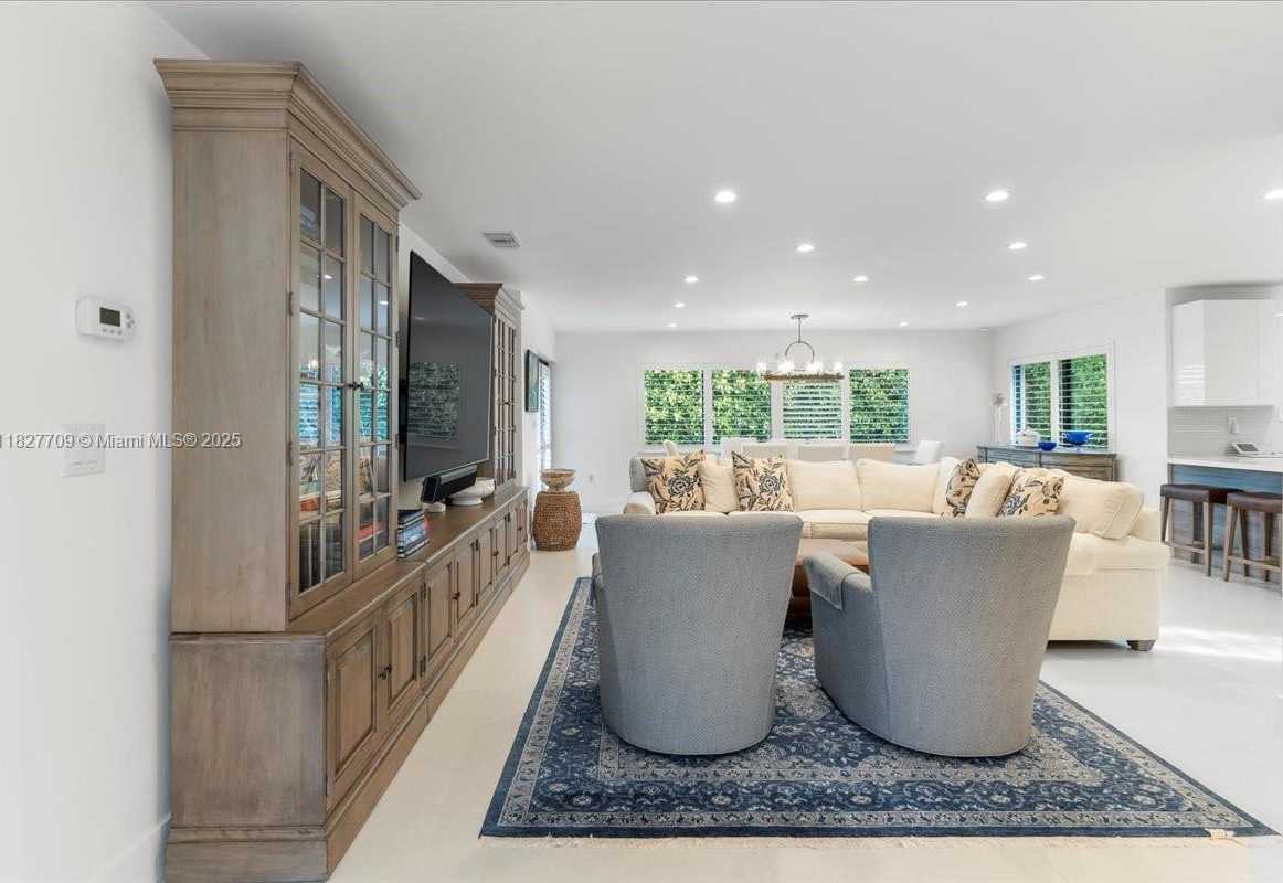 Small Image of 2180 ALAMANDA DR, North Miami Number 12
