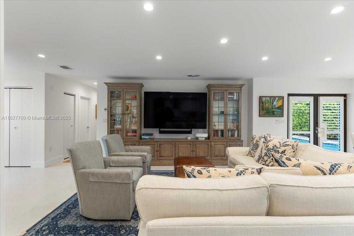 Small Image of 2180 ALAMANDA DR, North Miami Number 13