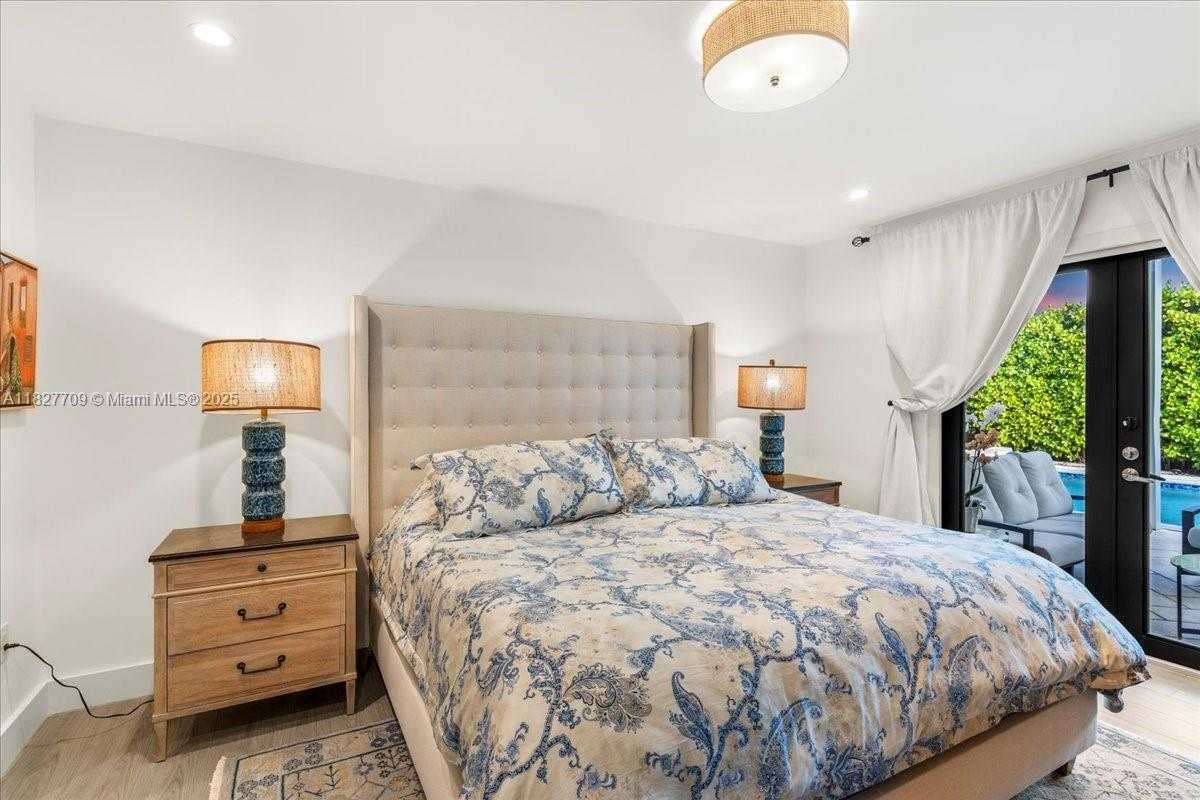 Small Image of 2180 ALAMANDA DR, North Miami Number 14