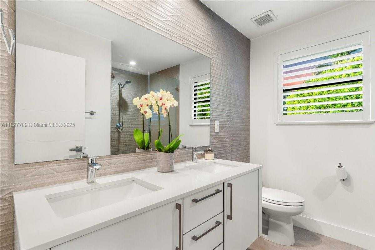 Small Image of 2180 ALAMANDA DR, North Miami Number 15