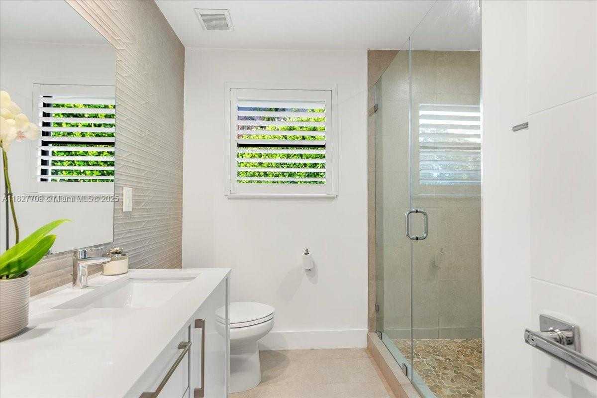 Small Image of 2180 ALAMANDA DR, North Miami Number 16