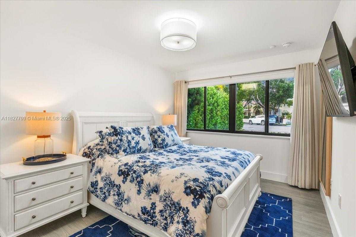 Small Image of 2180 ALAMANDA DR, North Miami Number 17