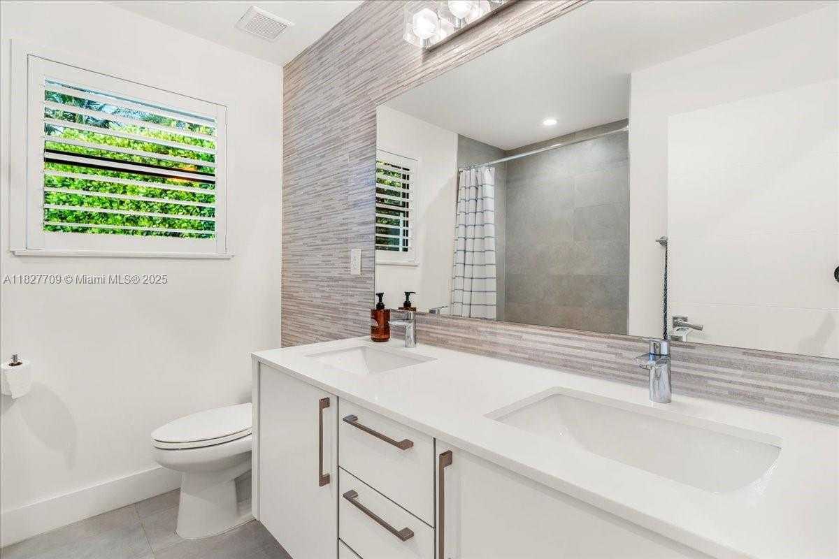 Small Image of 2180 ALAMANDA DR, North Miami Number 18