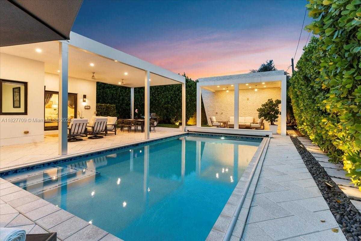 Small Image of 2180 ALAMANDA DR, North Miami Number 2