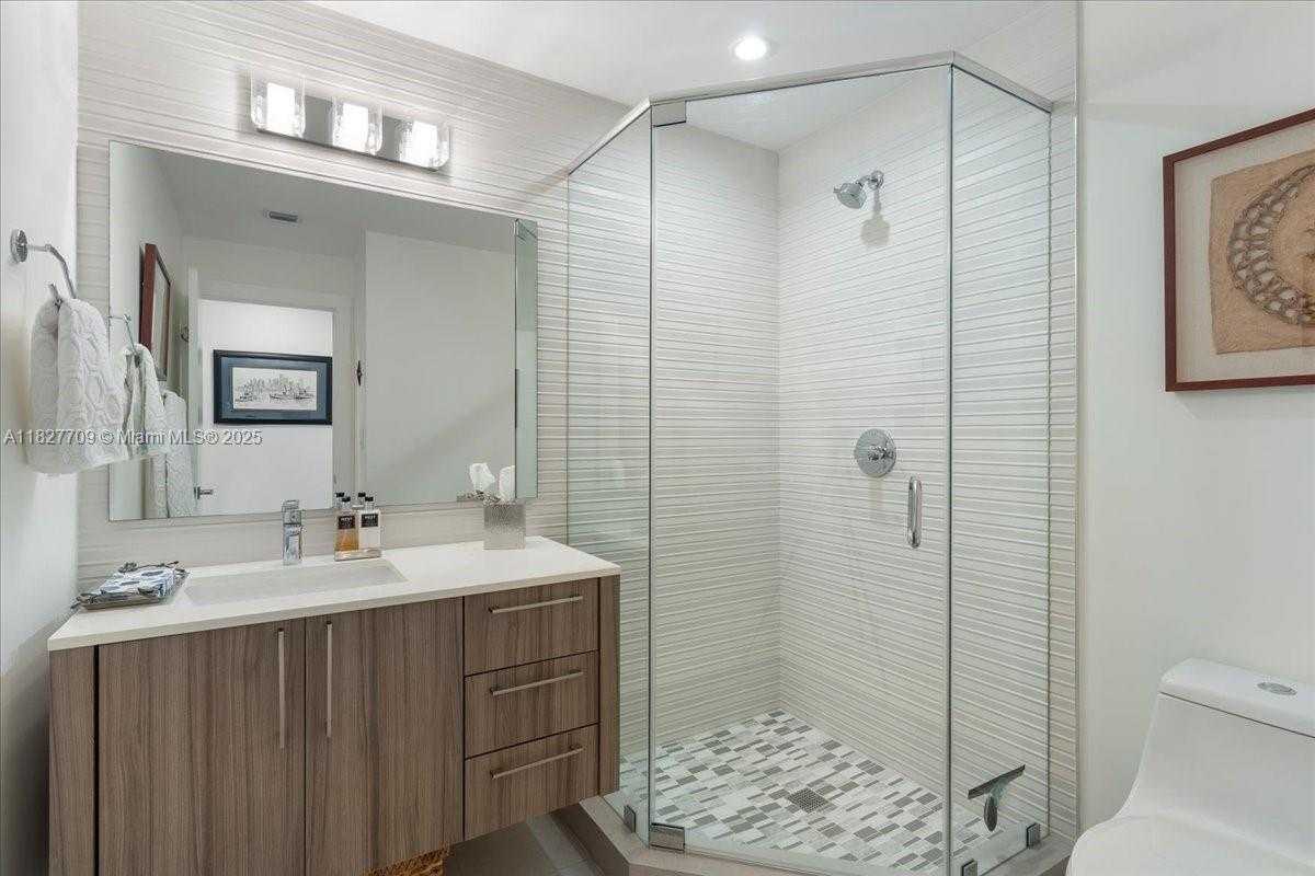 Small Image of 2180 ALAMANDA DR, North Miami Number 21
