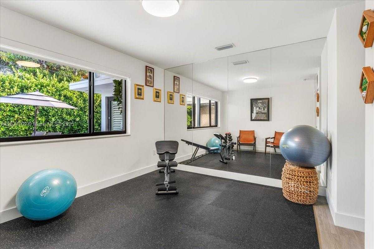 Small Image of 2180 ALAMANDA DR, North Miami Number 22