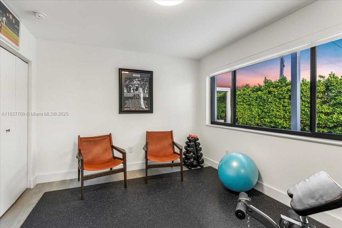Small Image of 2180 ALAMANDA DR, North Miami Number 23