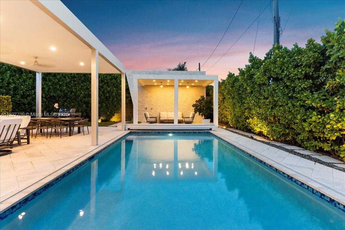 Small Image of 2180 ALAMANDA DR, North Miami Number 24