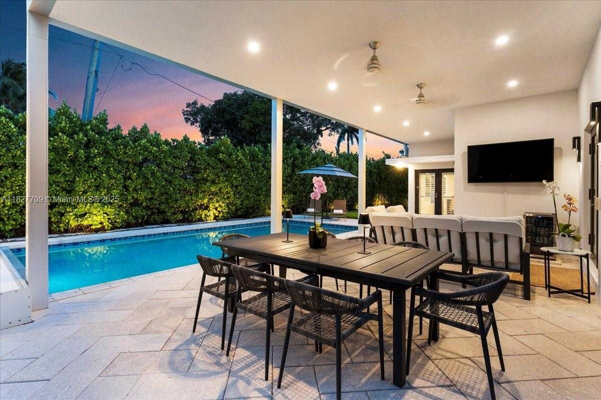 Small Image of 2180 ALAMANDA DR, North Miami Number 26