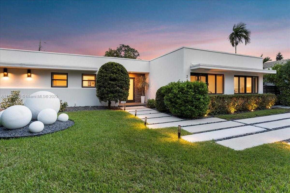 Small Image of 2180 ALAMANDA DR, North Miami Number 3