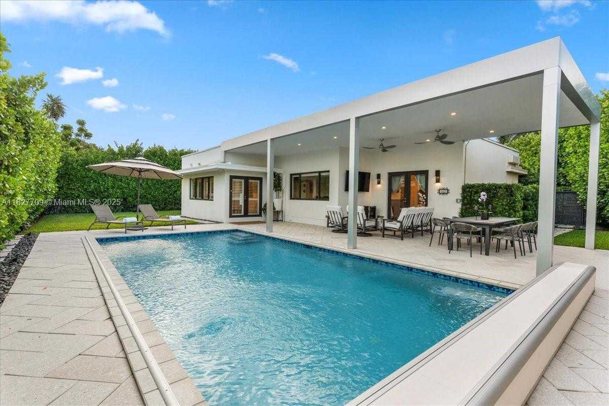Small Image of 2180 ALAMANDA DR, North Miami Number 30