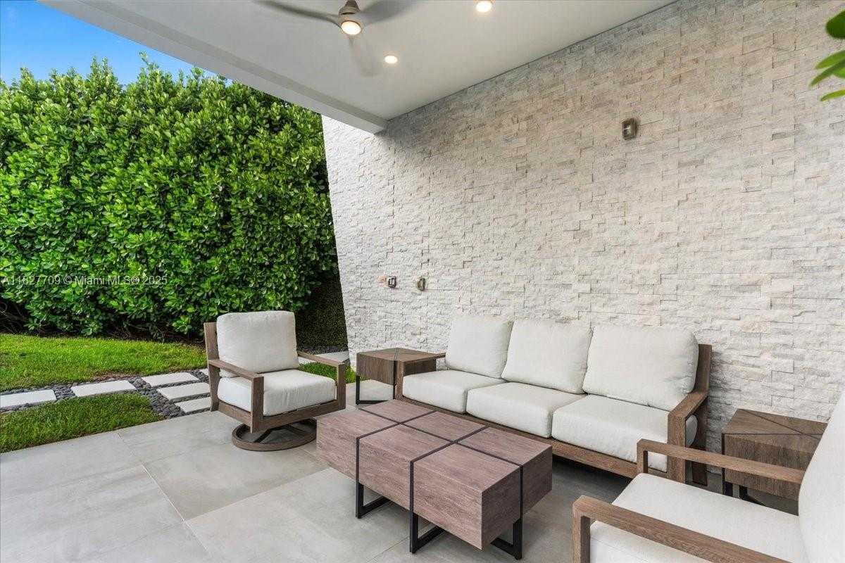 Small Image of 2180 ALAMANDA DR, North Miami Number 31