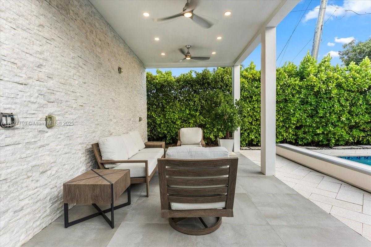 Small Image of 2180 ALAMANDA DR, North Miami Number 32