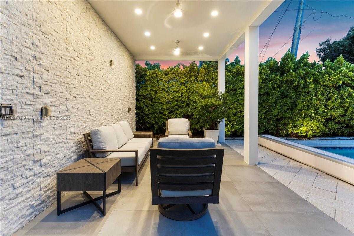 Small Image of 2180 ALAMANDA DR, North Miami Number 33