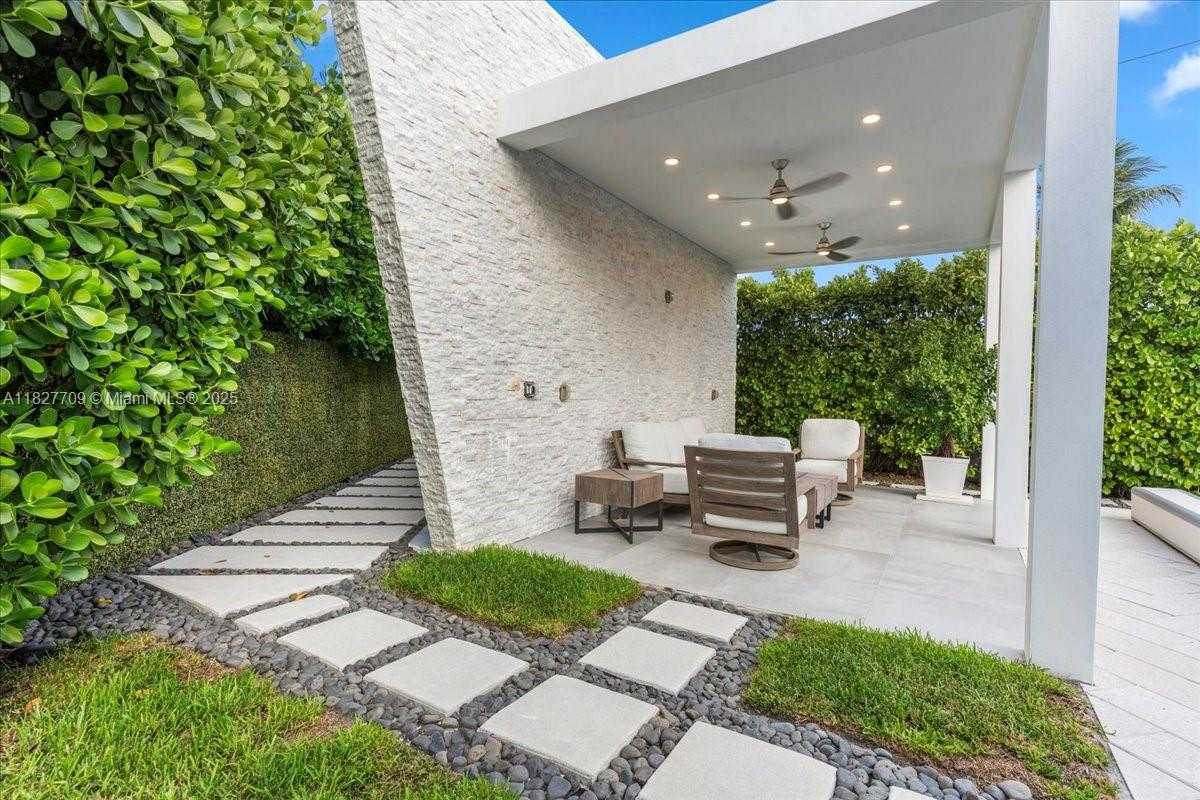 Small Image of 2180 ALAMANDA DR, North Miami Number 34