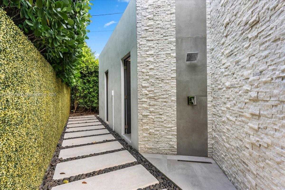 Small Image of 2180 ALAMANDA DR, North Miami Number 35