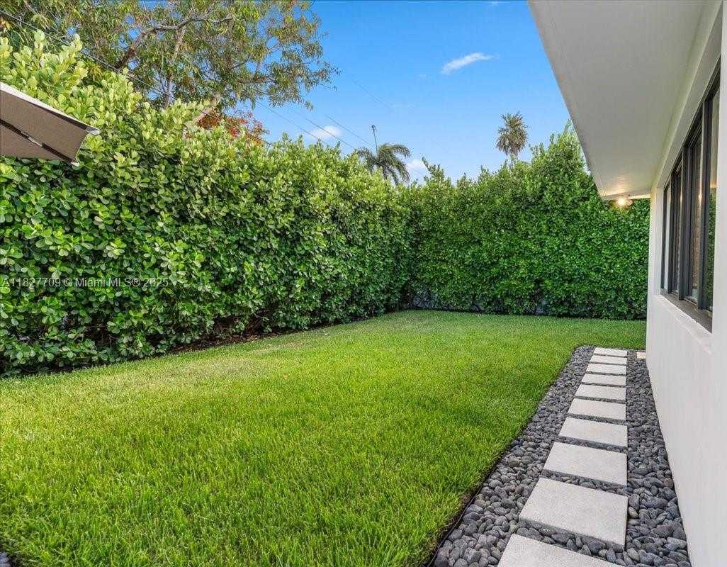 Small Image of 2180 ALAMANDA DR, North Miami Number 36