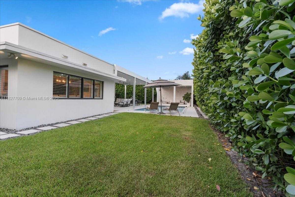 Small Image of 2180 ALAMANDA DR, North Miami Number 37