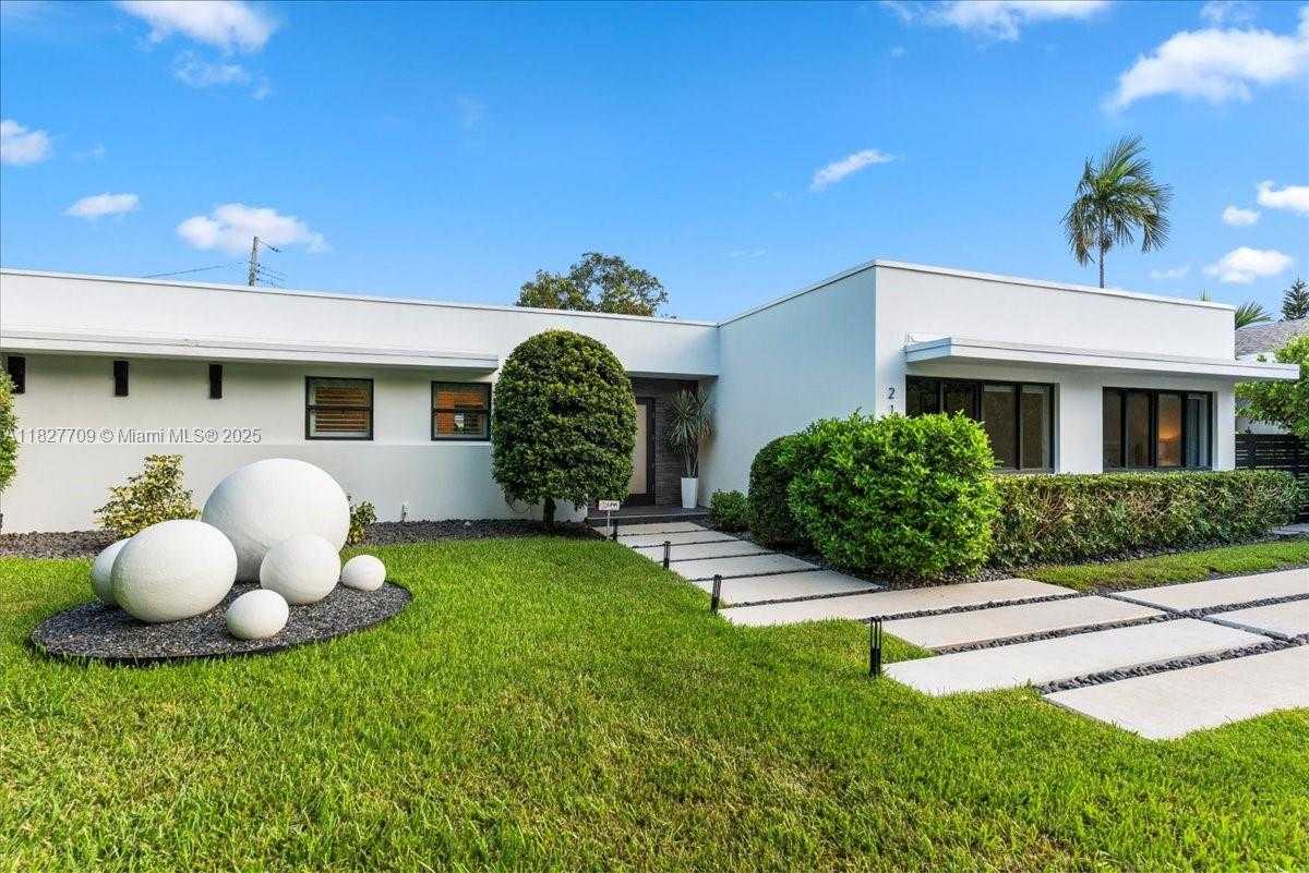 Small Image of 2180 ALAMANDA DR, North Miami Number 38