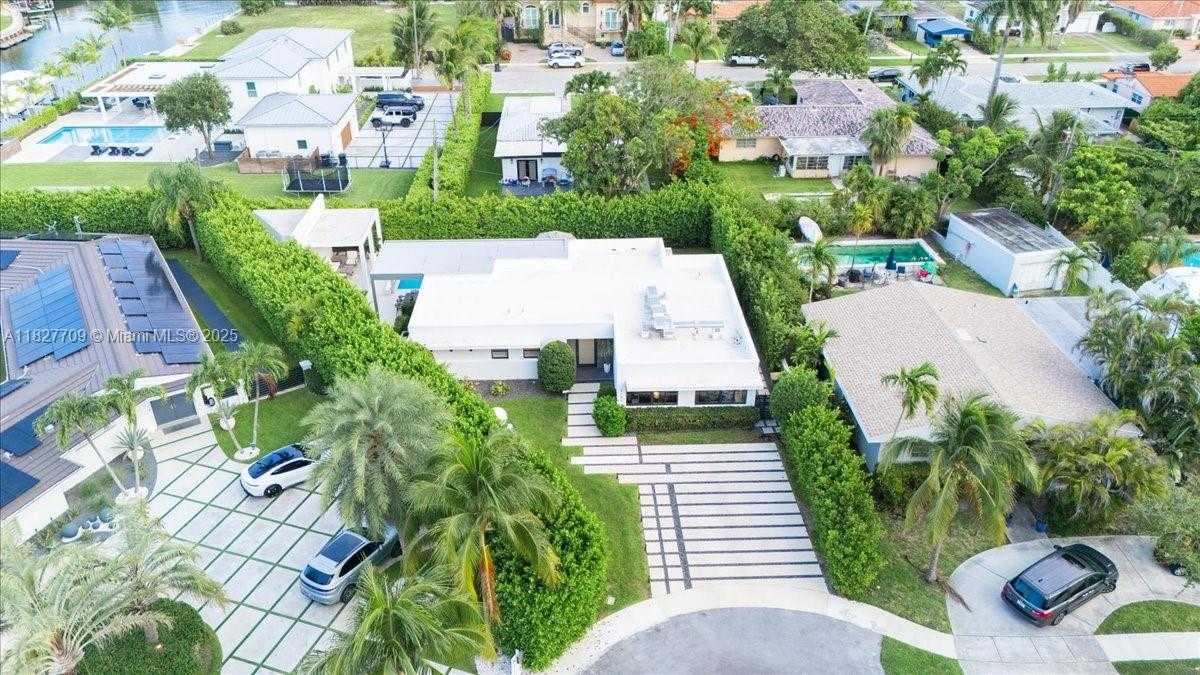 Small Image of 2180 ALAMANDA DR, North Miami Number 40