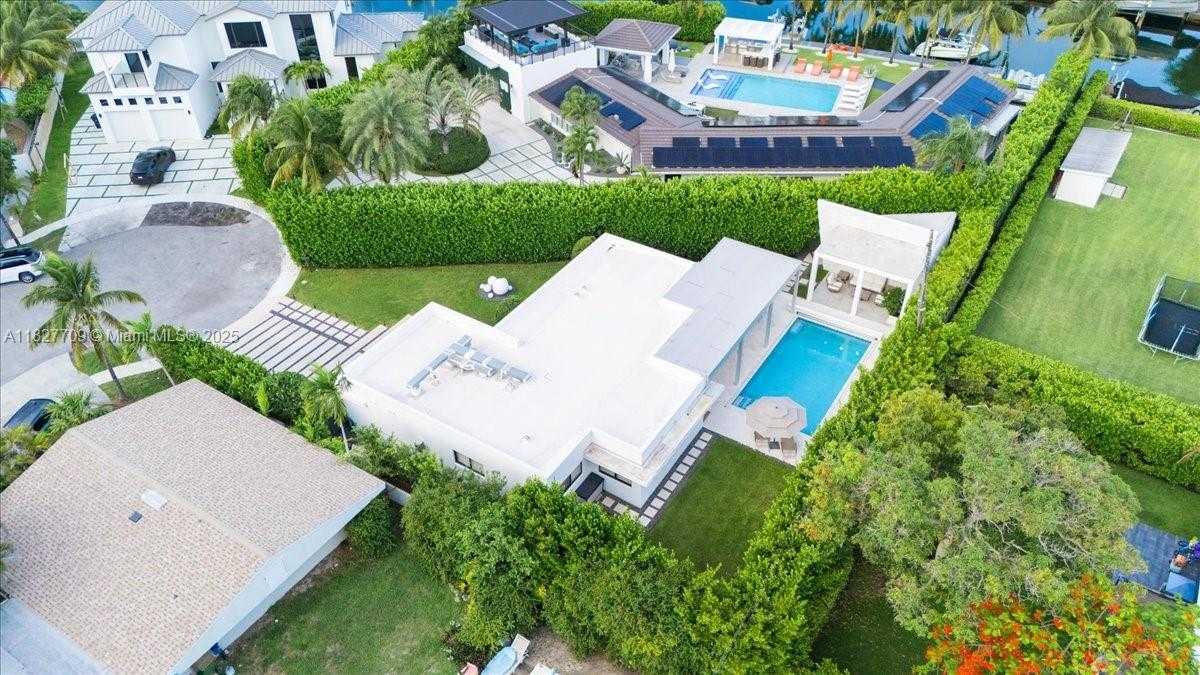 Small Image of 2180 ALAMANDA DR, North Miami Number 41